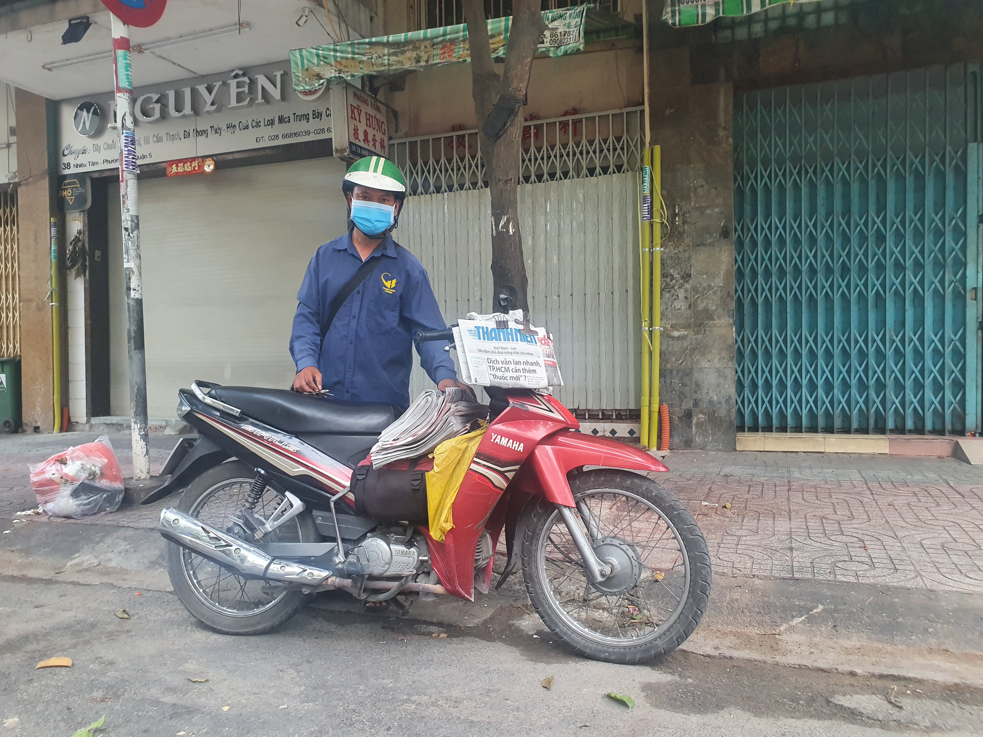 Nghề giao báo lẻ cũng tất bật không kém. Anh Trần Ngọc Quang, ngụ huyện Hóc Môn làm nghề giao báo, chia sẻ: “Công việc của tôi không nghỉ được. Hằng ngày tôi đi giao báo từ 4 giờ sáng, phấn đấu xong trước 7 giờ để khách hàng kịp đọc”.
